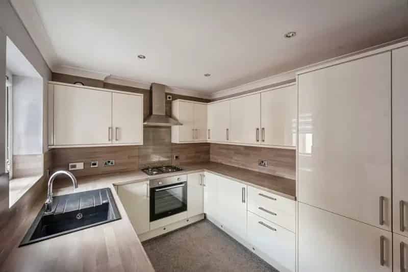 3 Bed House with Garden, Driveway and Garage