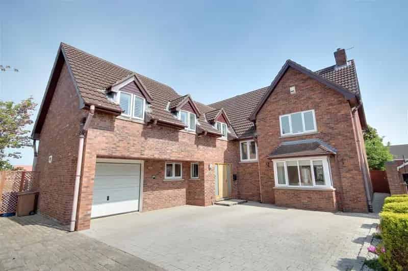 5 bedroom detached house for sale