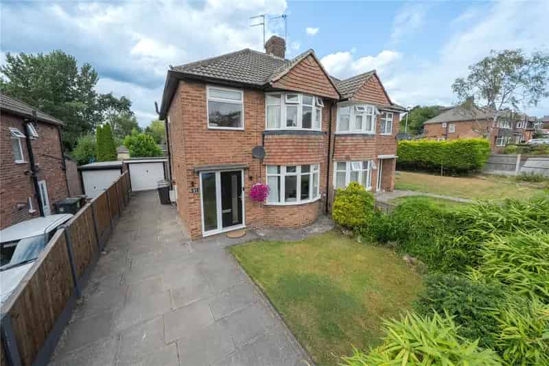 Family Home in Alwoodley with 3 Bedrooms and Large Garden