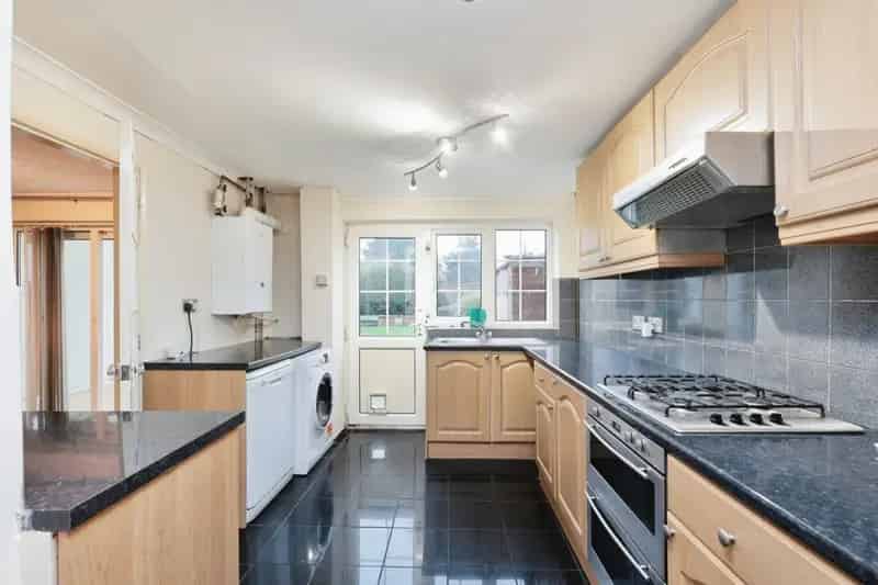 Three Bedroom Family Home with Garden and Driveway Parking