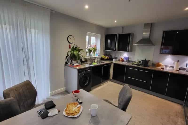 Four Bedroom Townhouse with Modern Kitchen and Garage