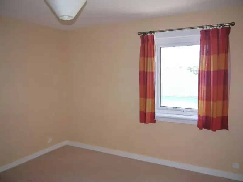 2 Bed House Near Shops and Schools