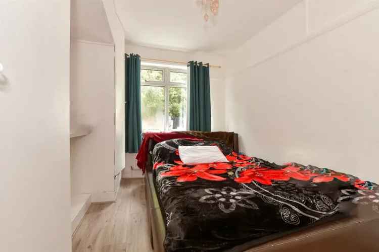 2 Bedroom Maisonette for Sale near Woodford Central Line Station