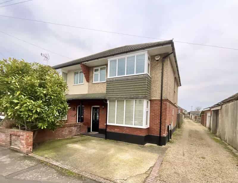 3 Bedroom Semi-Detached House for Sale in Southbourne