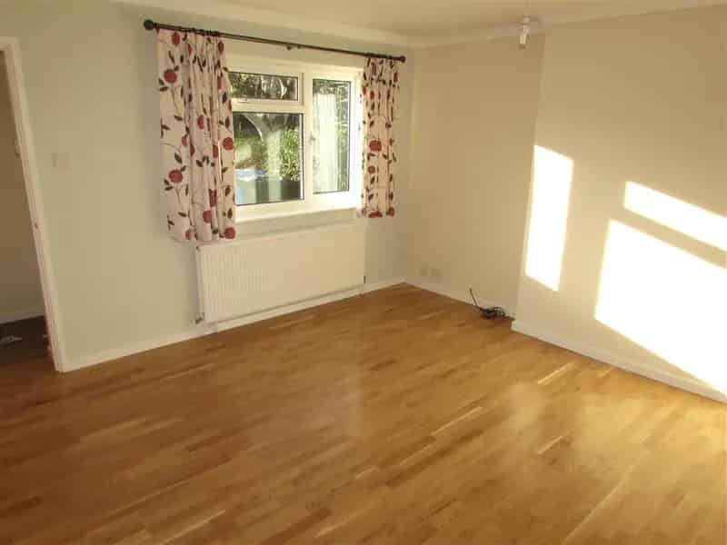 Refurbished Ground Floor Maisonette Near A404M4 Lowbrooke School Catchment