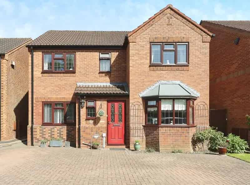 Extended Detached Modern House Four Bedrooms Garage Parking