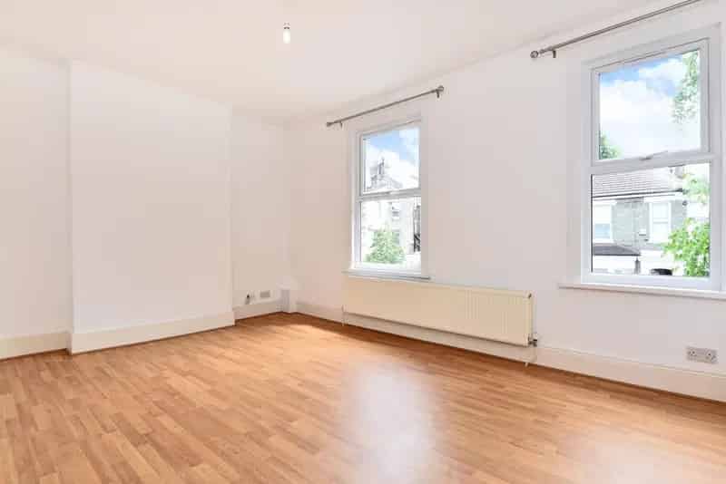 Three Double Bedroom Flat with Shared Garden