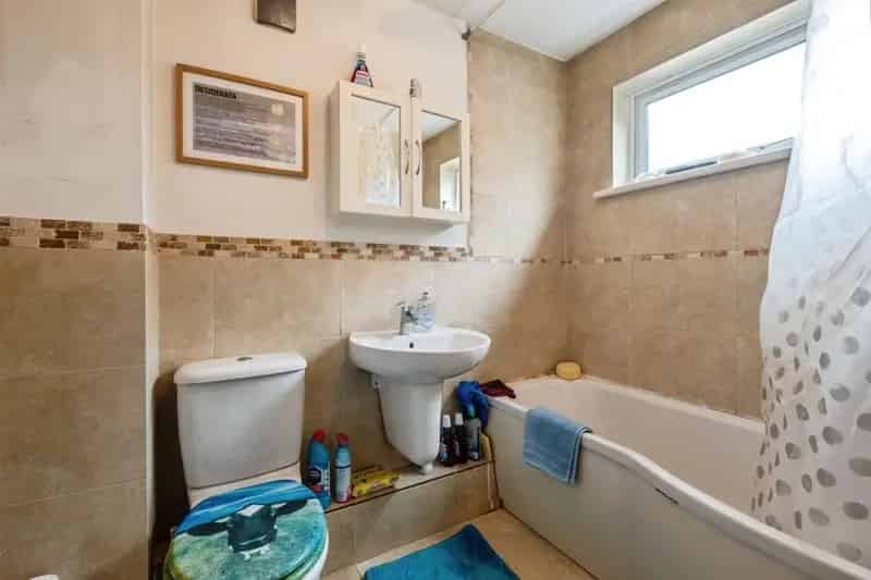 3 Bed House with Garden and Parking