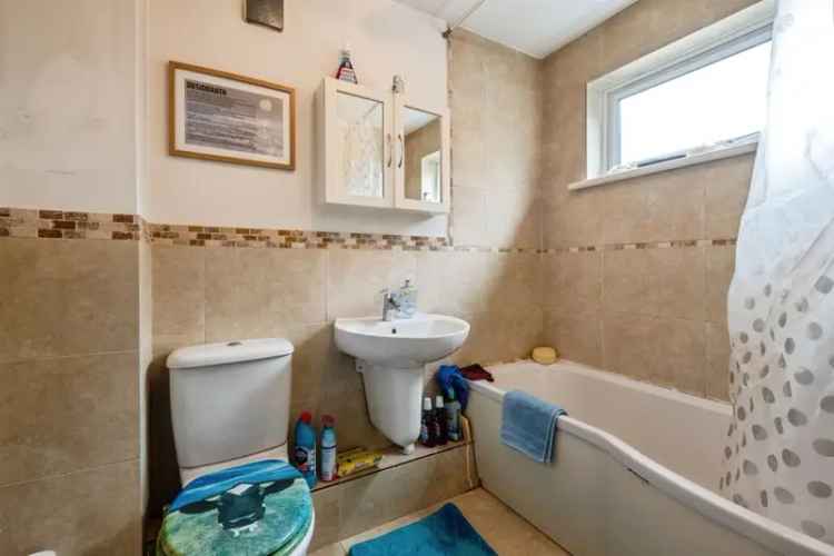 3 Bed House with Garden and Parking