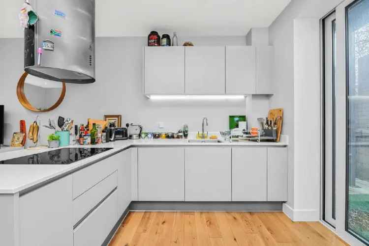 Flat For Sale in London, England