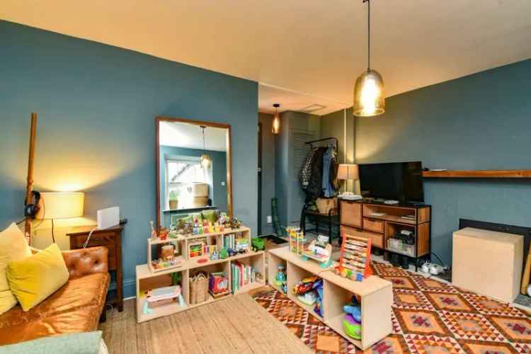 Character Cottage with 4 Bedrooms and Courtyard