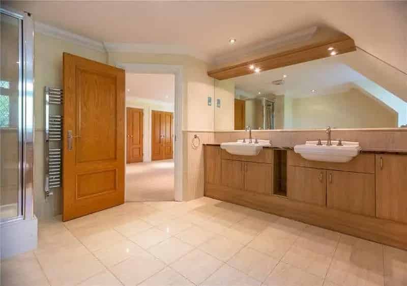 5 Bed House for Sale near Sunningdale Station