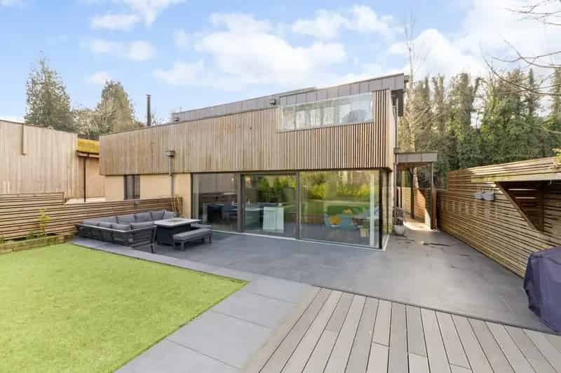 6 Bedroom Detached House for Sale