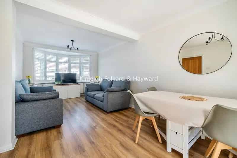 3 Bed 1930s House Near High Street - Loft Conversion Potential