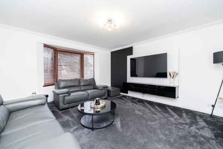 Family Home Near Schools and Town Centre