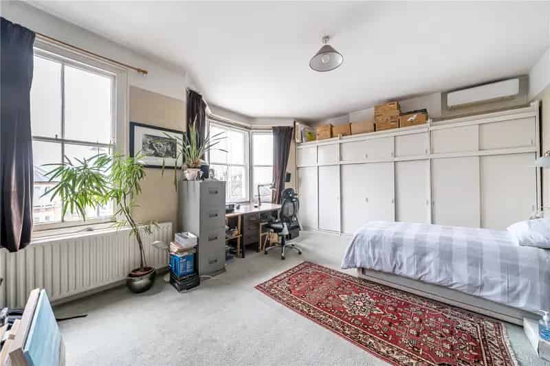 4 Bedroom Semi-Detached Period House London