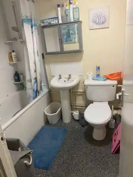 Spacious 2 Bed Flat with Balcony and Lift Access