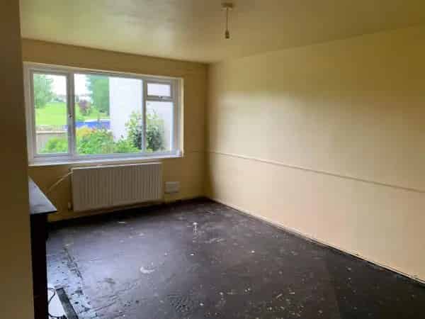 Ground Floor Flat with Wet Room Mobility Aids and Communal Gardens