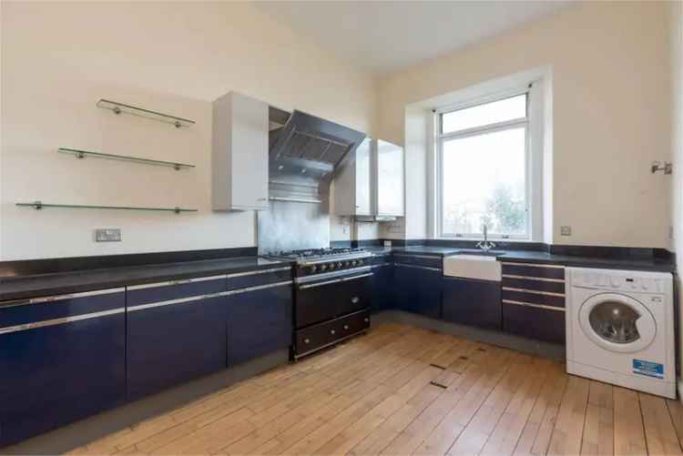 3 Bed Flat - First Floor with 1 Reception Room