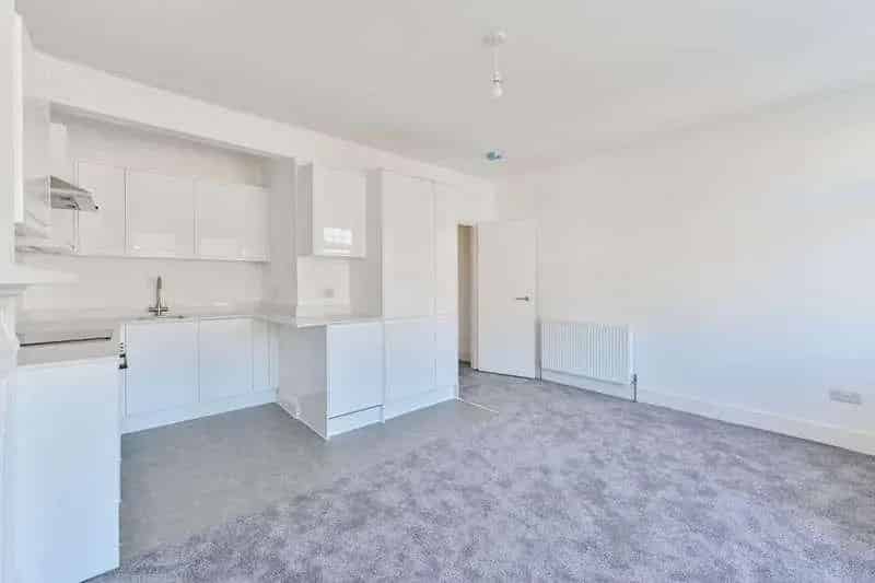 2 Bed Flat for Sale - Recently Renovated