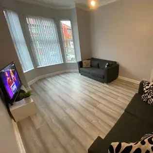 8 Bedroom House in Manchester - All Bills Included