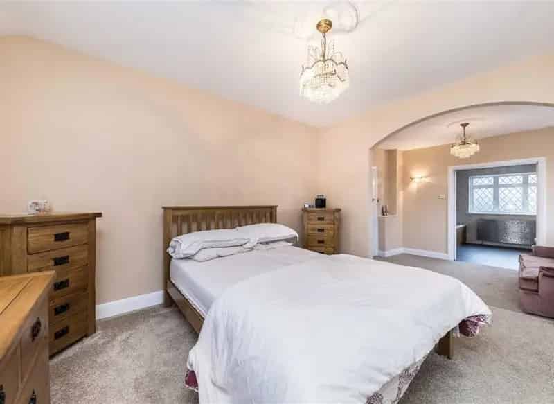Four Bedroom Detached House Near Lee Grove Park Station