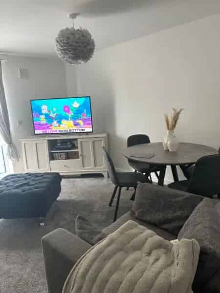 2 Double Bedrooms 2 Bedrooms Newly Paved Garden New Carpets Flooring