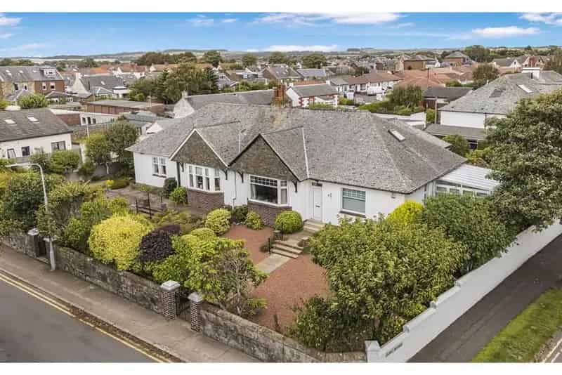 4 Bed Bungalow - Semi-Detached with 3 Reception Rooms