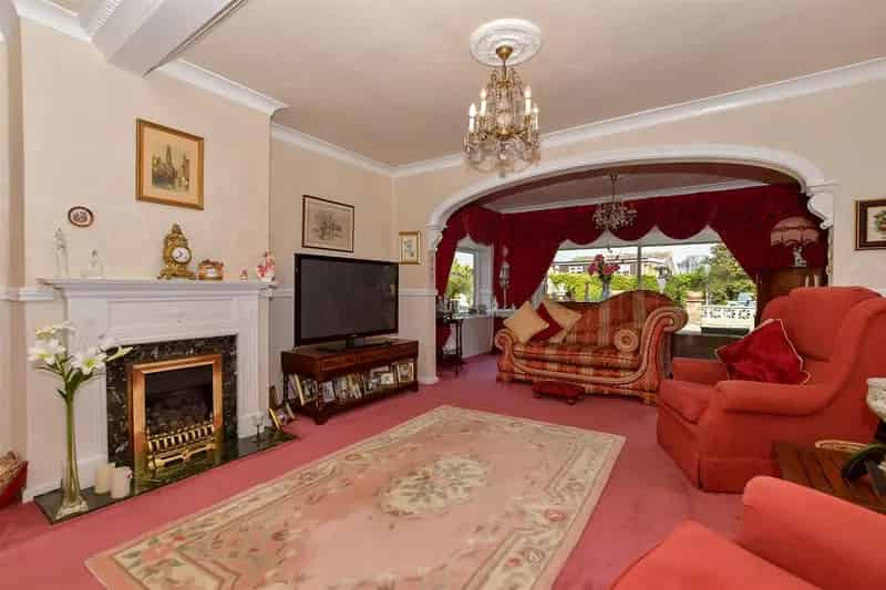4 Bedroom Chalet Bungalow for Sale in Bearsted