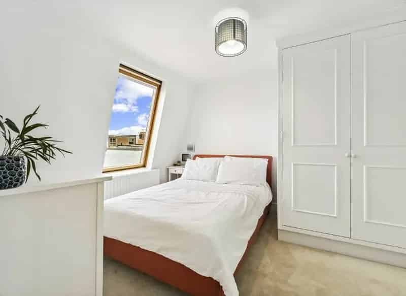Spacious 2-Bedroom Top Floor Apartment Near Fulham Broadway Parsons Green