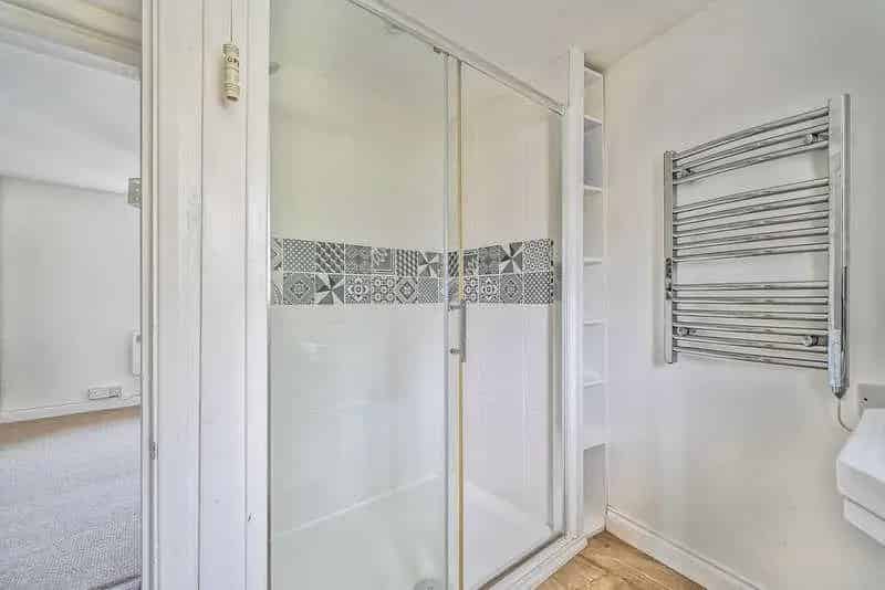 1 Bed House for Sale - Charming Cottage Near Town Centre