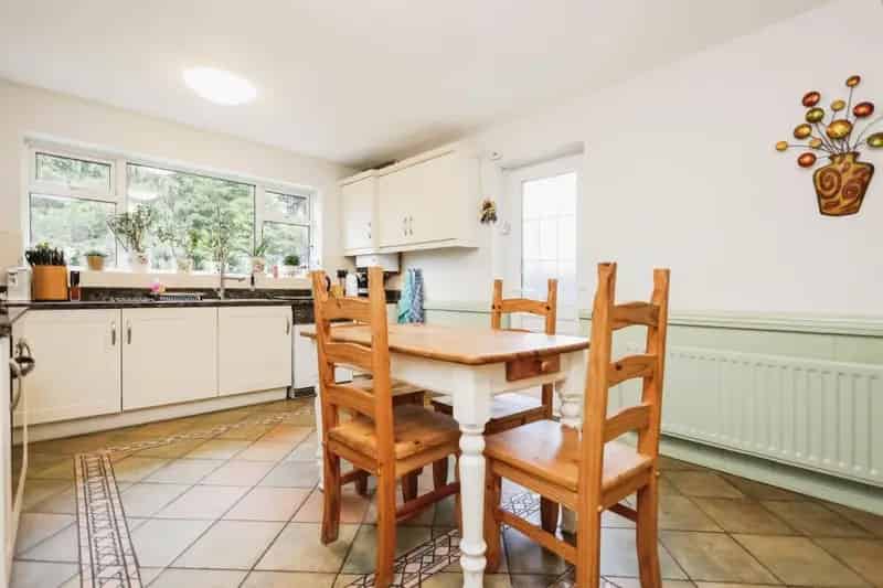 4 Bed House with Ensuite and Large Garden