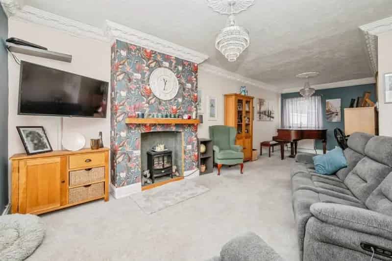 4 Bedroom Family Home Recently Renovated Car Charging Point
