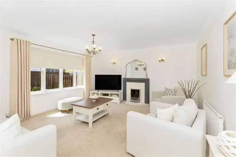4 Bed Detached House with 2 Reception Rooms Murieston West Lothian