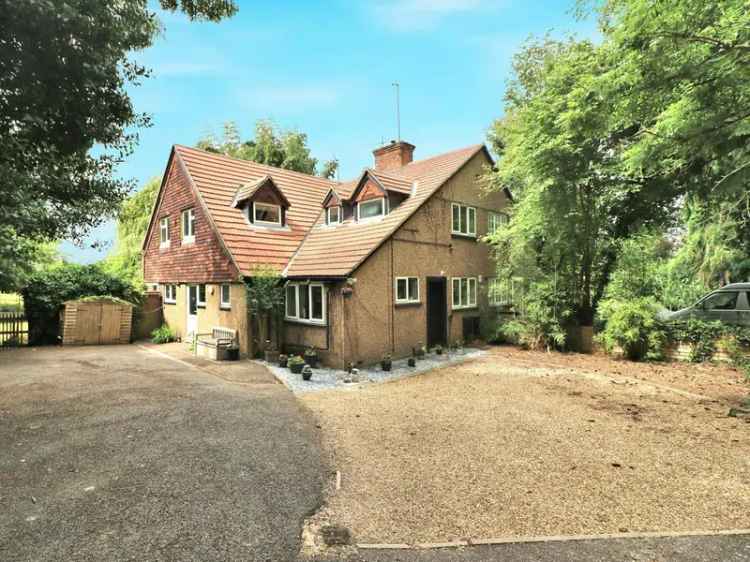 Semi-detached house For Sale in Welwyn Hatfield, England