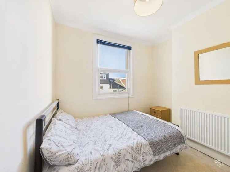 Double Bedroom in 6 Bedroom House Near Brighton General Hospital