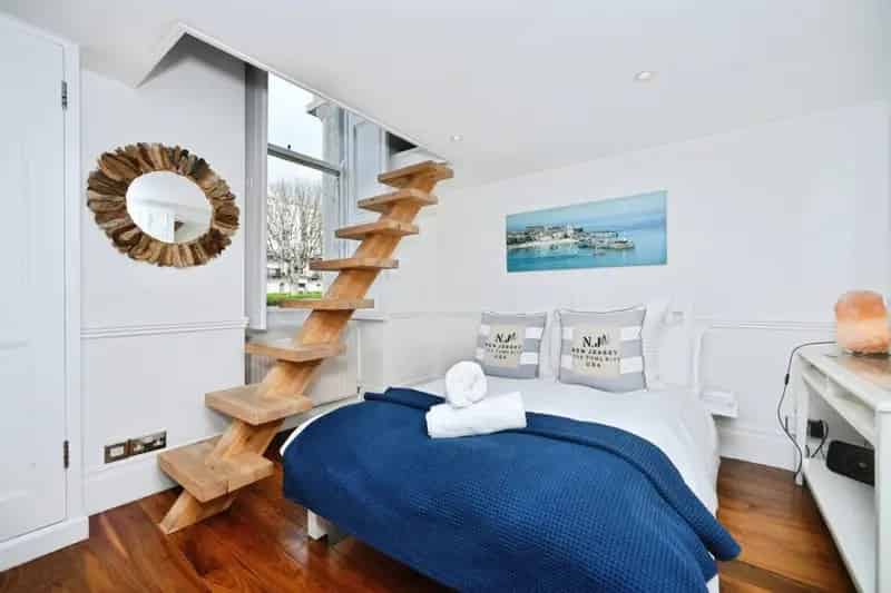 One Bedroom Apartment with Stunning Views and Versatile Layout