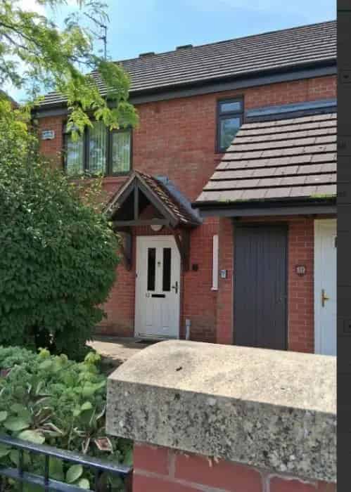 1 Bed Flat Deysbrook Lane - Near Shops and Amenities