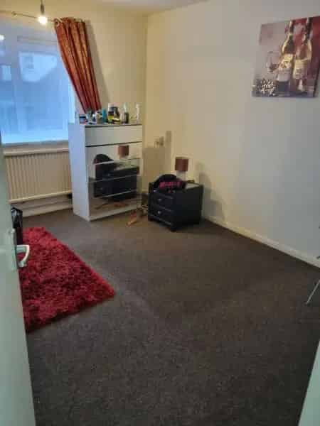 Spacious 2-Bedroom Ground Floor Flat Near Park and Schools