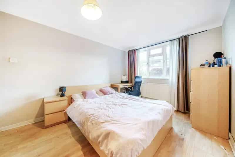 Two Bedroom Flat near Clapham Junction with Private Garden