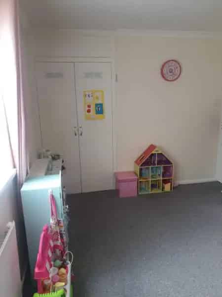 Large 2-Bedroom Ground Floor Maisonette with Gardens and Sheds
