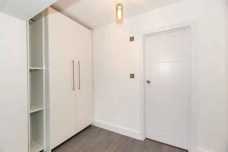 Spacious Studio Flat Near Transport Links Newly Refurbished