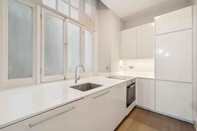 Flat to rent in Albert Court, Kensington Gore, London SW7