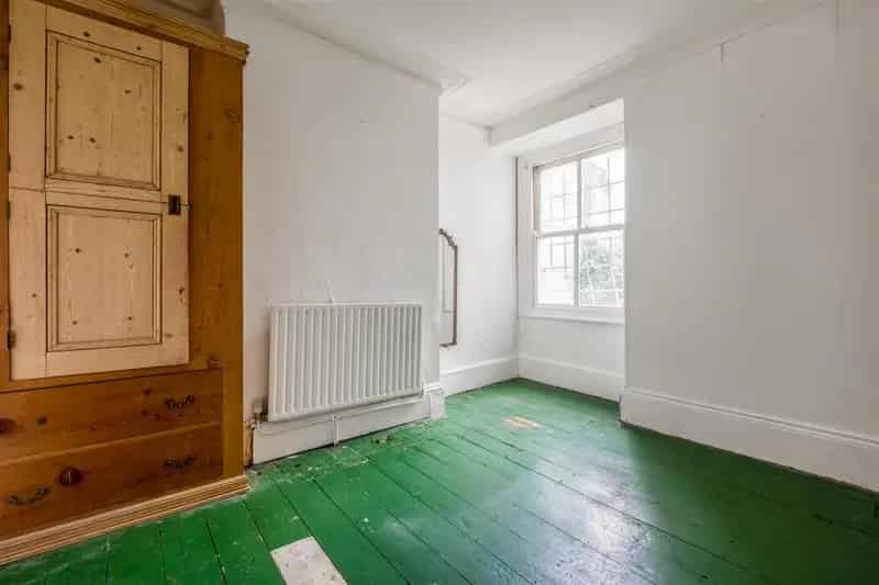 1 Bedroom Garden Flat for Sale in Brighton Walpole Road