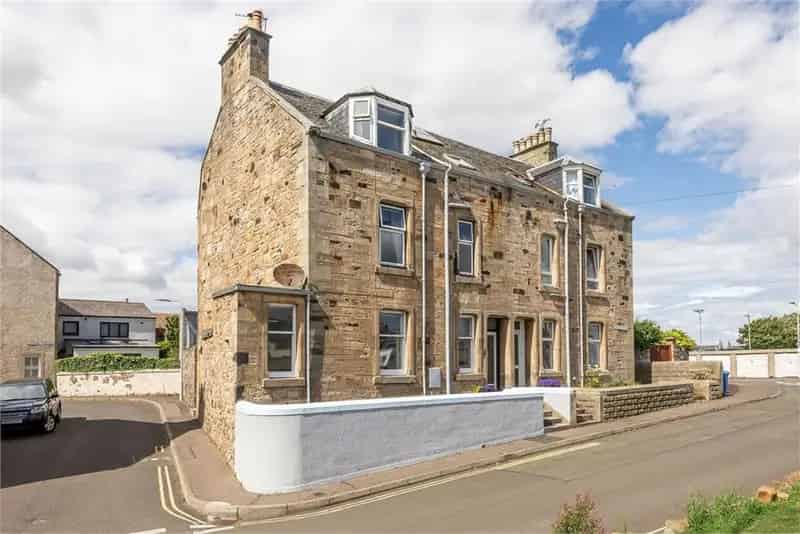 4 Bed House - Townhouse with 2 Reception Rooms