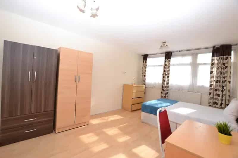 4 Bedroom Maisonette House to Rent Near Aldgate East