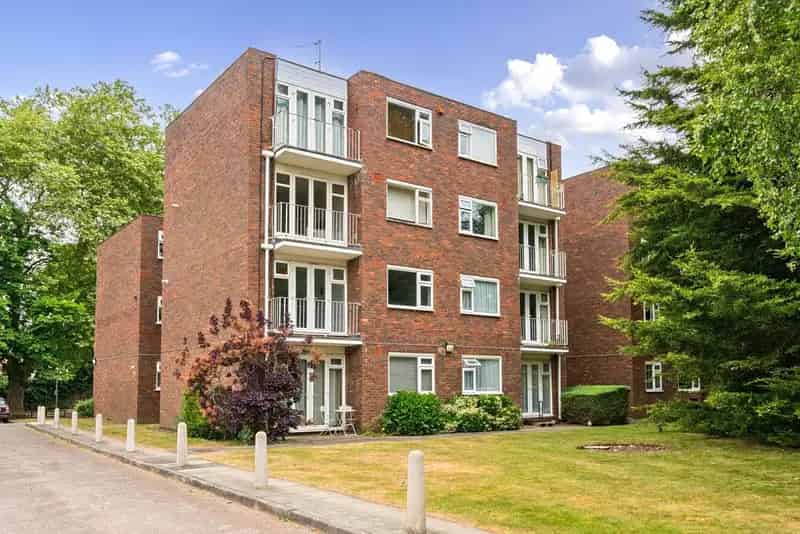 Two Bedroom Ground Floor Flat with Garage in Beckenham