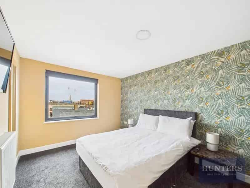 1 Bedroom Penthouse Apartment near Gloucester Quays