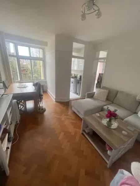Hampstead Heath 1-Bedroom Apartment - Heat & Hot Water Included