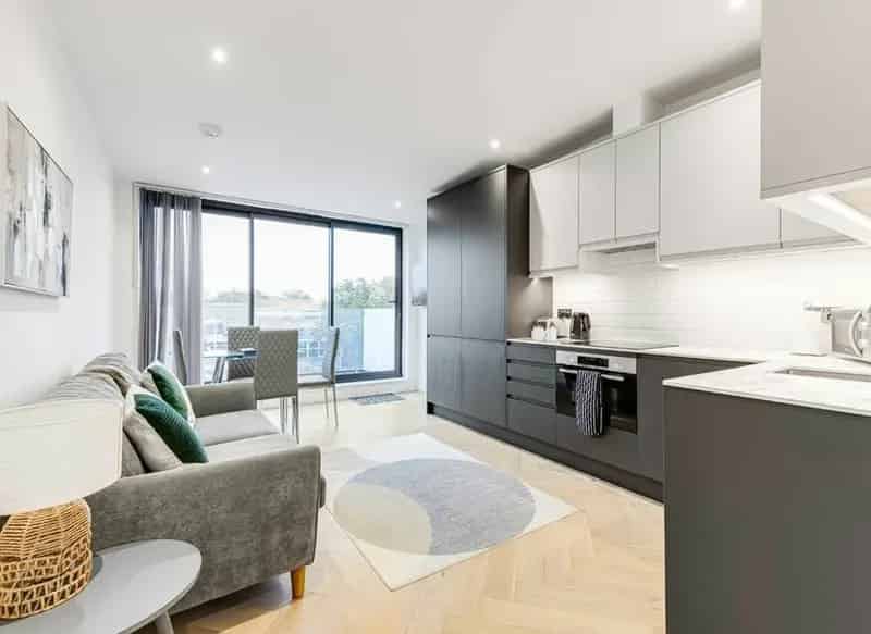Two Bedroom Top Floor Apartment with Solar Panels
